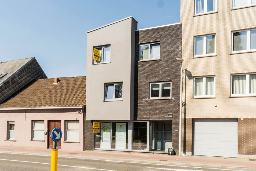 Een kantoor- of winkelruimte in een nagelnieuw gebouw. ± 52m² + berging + parking achteraan + eventueel een extra garage (€ 50/maand). Volledig afgewerkt, incl. schilderwerk, verlichting,… Hoogwaardig comfort, optimale isolatie. Commerciële ligging