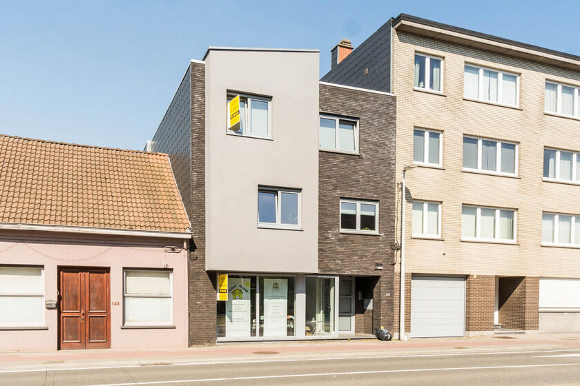 Een kantoor- of winkelruimte in een nagelnieuw gebouw. ± 52m² + berging + parking achteraan + eventueel een extra garage (€ 50/maand). Volledig afgewerkt, incl. schilderwerk, verlichting,… Hoogwaardig comfort, optimale isolatie. Commerciële ligging