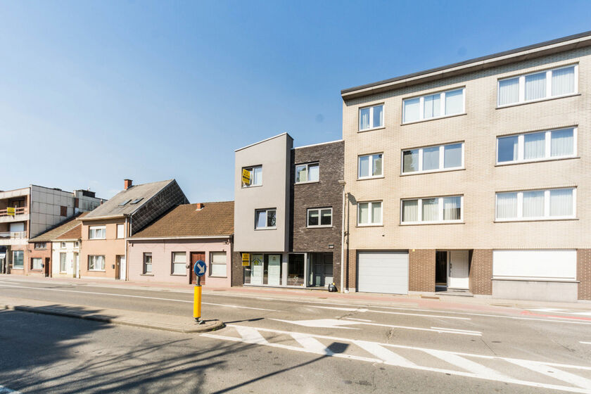 Een kantoor- of winkelruimte in een nagelnieuw gebouw. ± 52m² + berging + parking achteraan + eventueel een extra garage (€ 50/maand). Volledig afgewerkt, incl. schilderwerk, verlichting,… Hoogwaardig comfort, optimale isolatie. Commerciële ligging