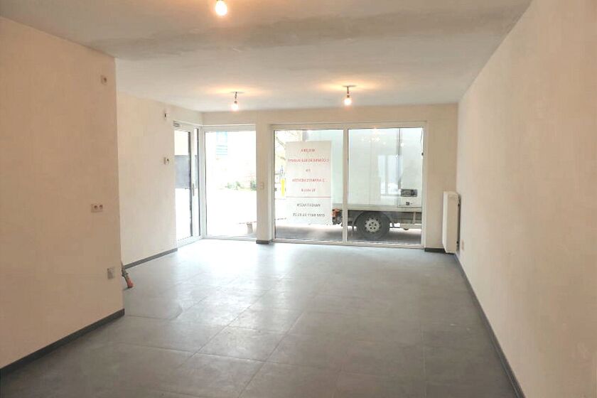 Een kantoor- of winkelruimte in een nagelnieuw gebouw. ± 52m² + berging + parking achteraan + eventueel een extra garage (€ 50/maand). Volledig afgewerkt, incl. schilderwerk, verlichting,… Hoogwaardig comfort, optimale isolatie. Commerciële ligging